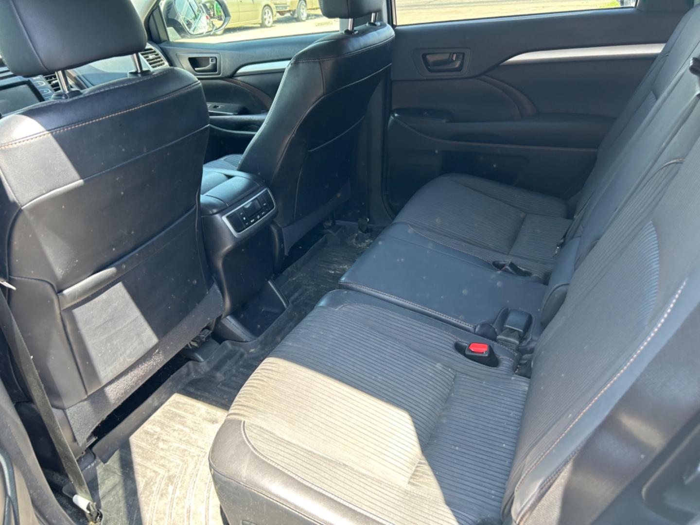 2015 White Toyota Highlander (5TDZKRFH9FS) , located at 1687 Business 35 S, New Braunfels, TX, 78130, (830) 625-7159, 29.655487, -98.051491 - Photo#8